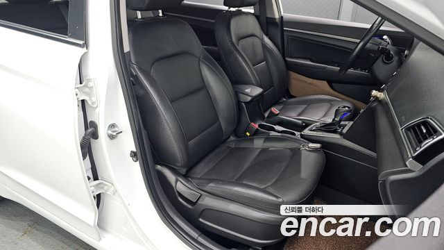 Hyundai AVANTE 2018 — photo 16