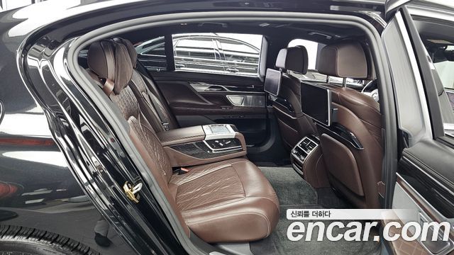 BMW 7-Series 2020 — photo 12
