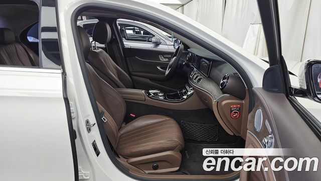 Mercedes-Benz E-Class 2019 — photo 11