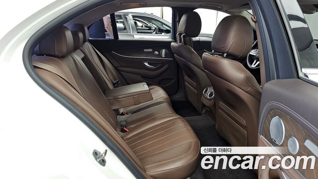 Mercedes-Benz E-Class 2019 — photo 12