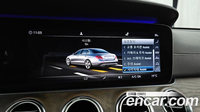Mercedes-Benz E-Class 2019 — photo 16