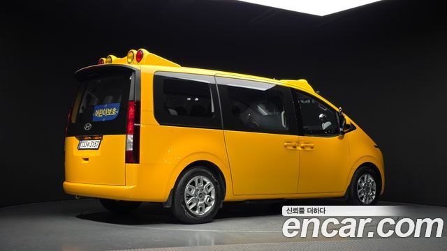 Hyundai Staria 2025 — photo 2