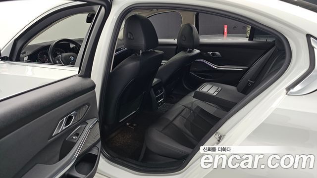 BMW 3-Series 2019 — photo 18