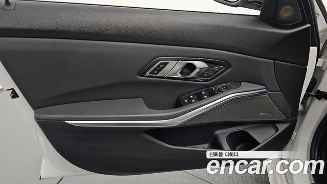BMW 3-Series 2019 — photo 14