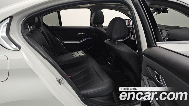 BMW 3-Series 2019 — photo 16
