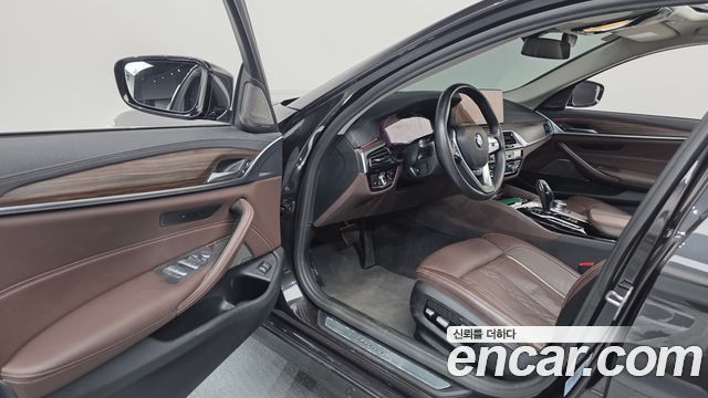 BMW 5-Series 2022 — photo 10