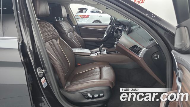 BMW 5-Series 2022 — photo 11