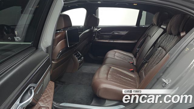 BMW 7-Series 2021 — photo 18