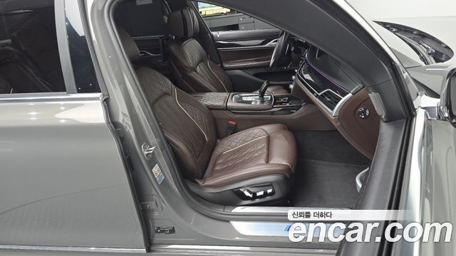 BMW 7-Series 2021 — photo 16