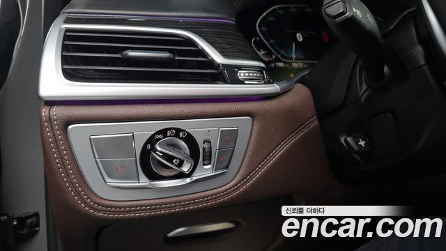 BMW 7-Series 2021 — photo 28