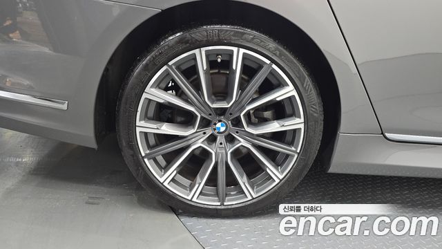 BMW 7-Series 2021 — photo 35
