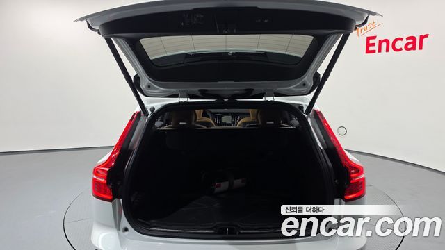 Volvo V60 2024 — photo 24