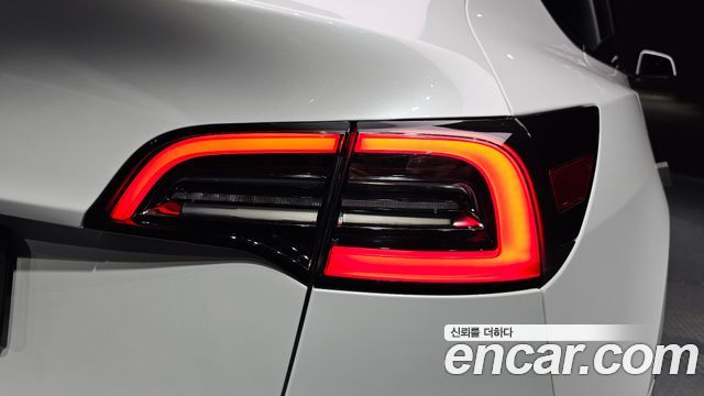 Tesla Model Y 2023 — photo 9