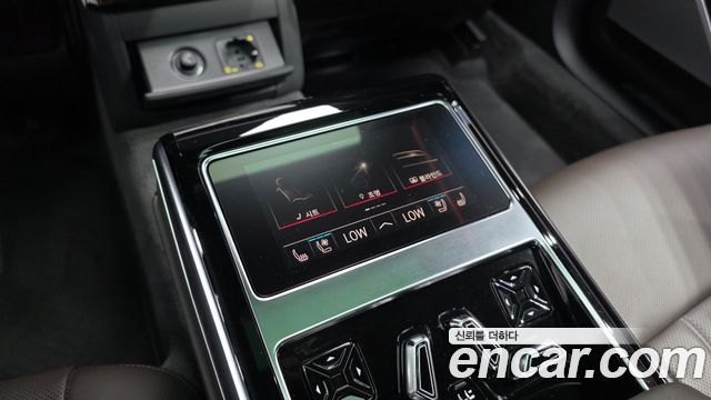 Audi A8 2023 — photo 18
