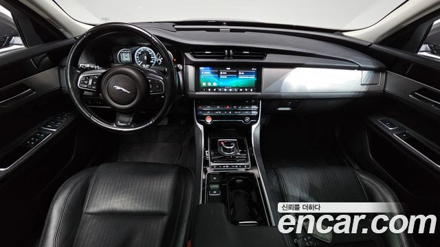 Jaguar XF 2017 — photo 10