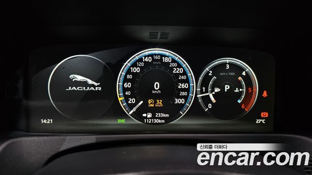 Jaguar XF 2017 — photo 11