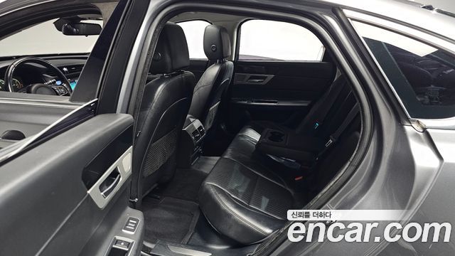 Jaguar XF 2017 — photo 17