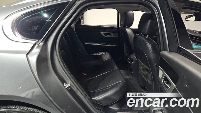 Jaguar XF 2017 — photo 18