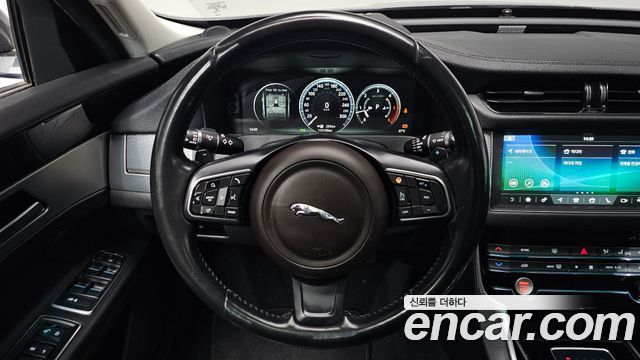 Jaguar XF 2017 — photo 19