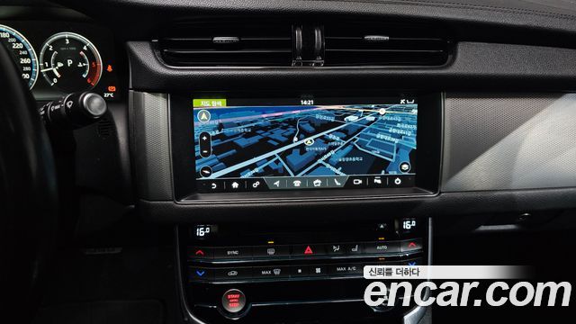 Jaguar XF 2017 — photo 20