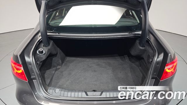 Jaguar XF 2017 — photo 26