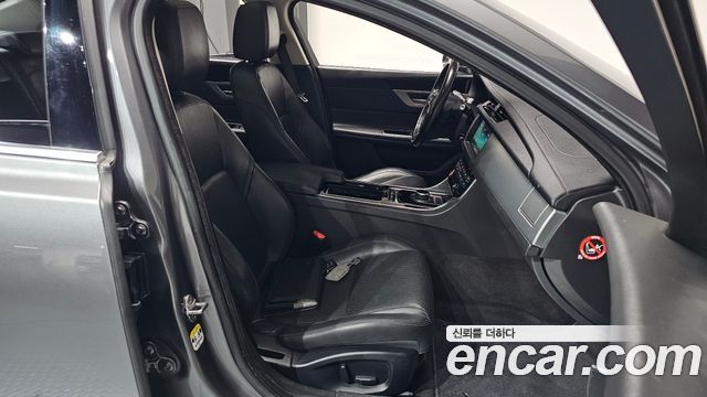 Jaguar XF 2017 — photo 16