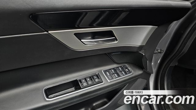 Jaguar XF 2017 — photo 29