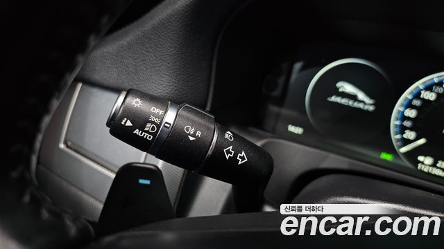 Jaguar XF 2017 — photo 34