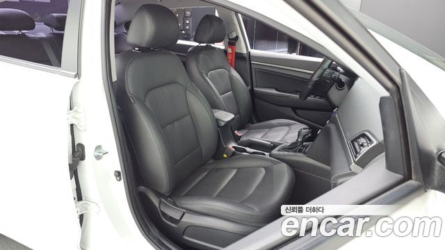 Hyundai AVANTE 2017 — photo 10