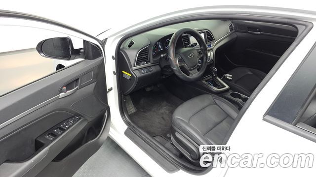 Hyundai AVANTE 2017 — photo 11