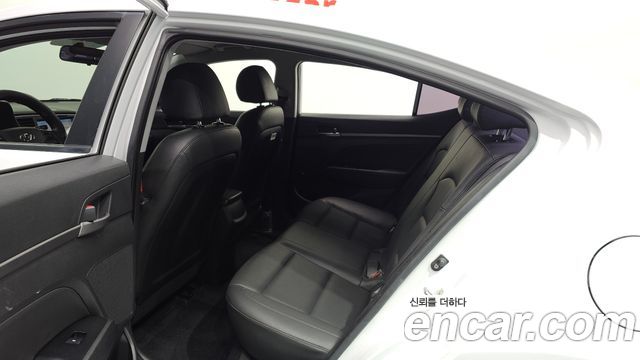Hyundai AVANTE 2017 — photo 12