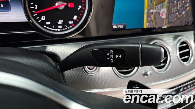 Mercedes-Benz E-Class 2019 — photo 12