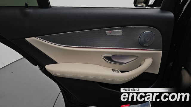 Mercedes-Benz E-Class 2019 — photo 15