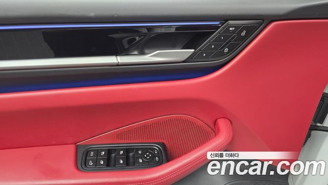 Porsche Macan 2025 — photo 28