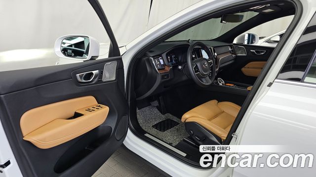 Volvo XC60 2023 — photo 10