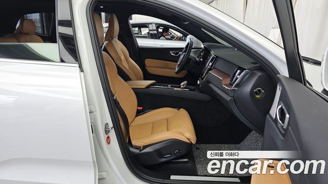 Volvo XC60 2023 — photo 11