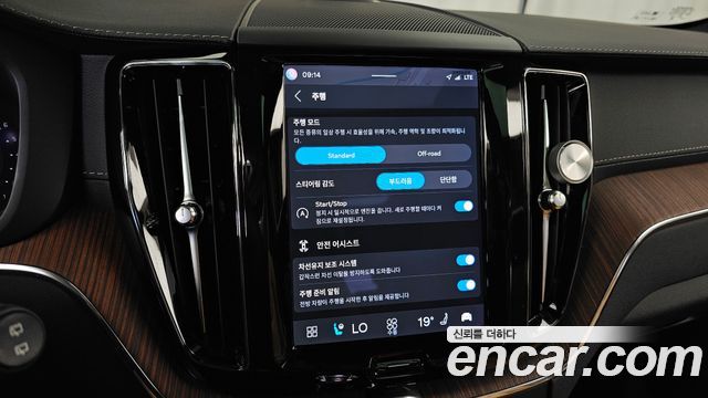Volvo XC60 2023 — photo 16