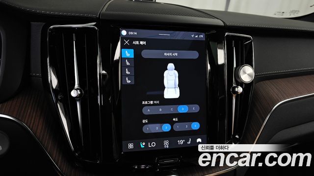 Volvo XC60 2023 — photo 17