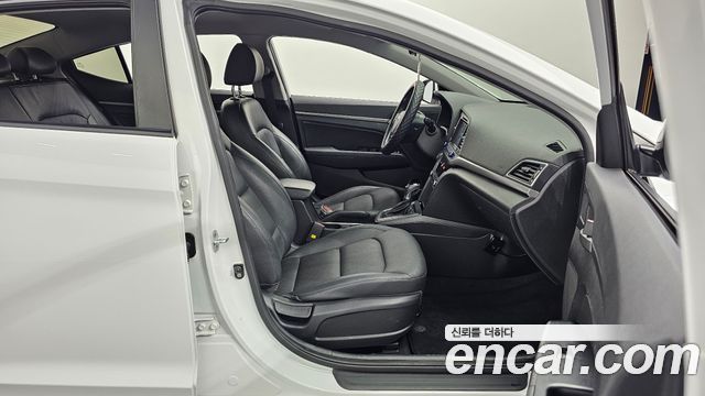 Hyundai AVANTE 2016 — photo 11