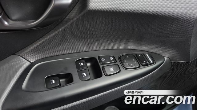 Hyundai Veloster 2022 — photo 14
