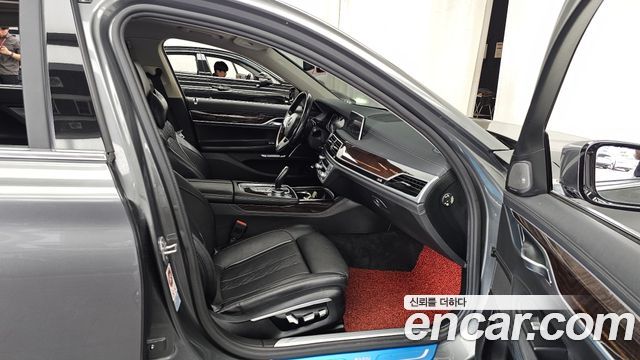 BMW 7-Series 2016 — photo 11