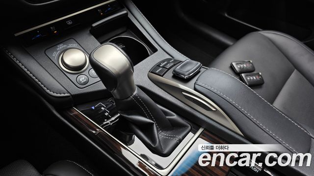 Lexus ES 2016 — photo 12