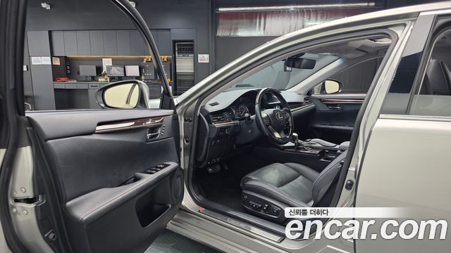 Lexus ES 2016 — photo 13