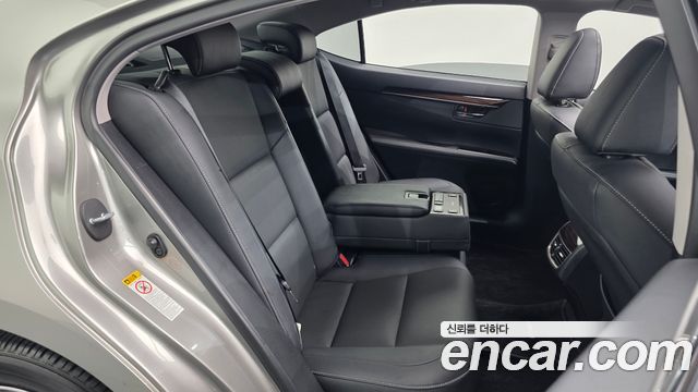 Lexus ES 2016 — photo 17