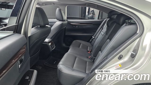 Lexus ES 2016 — photo 18