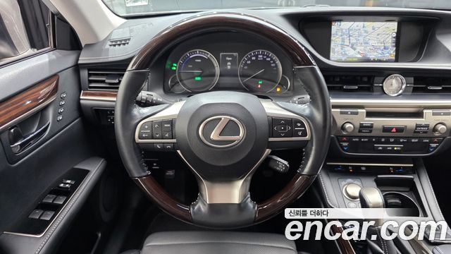 Lexus ES 2016 — photo 19