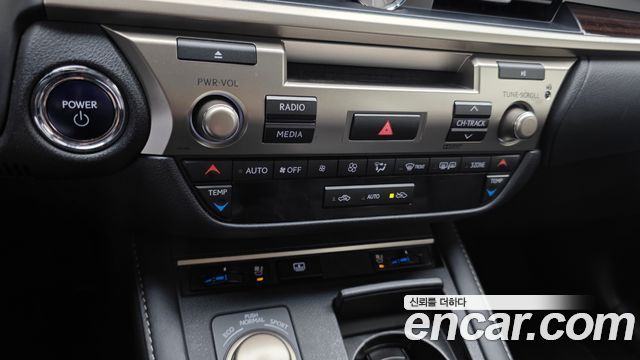 Lexus ES 2016 — photo 23