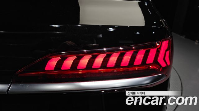 Audi Q7 2022 — photo 9