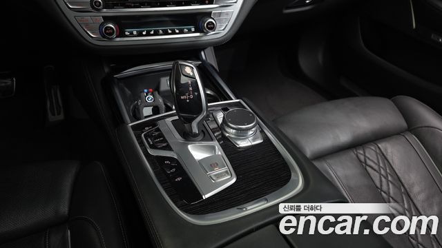 BMW 7-Series 2018 — photo 12