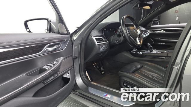 BMW 7-Series 2018 — photo 13